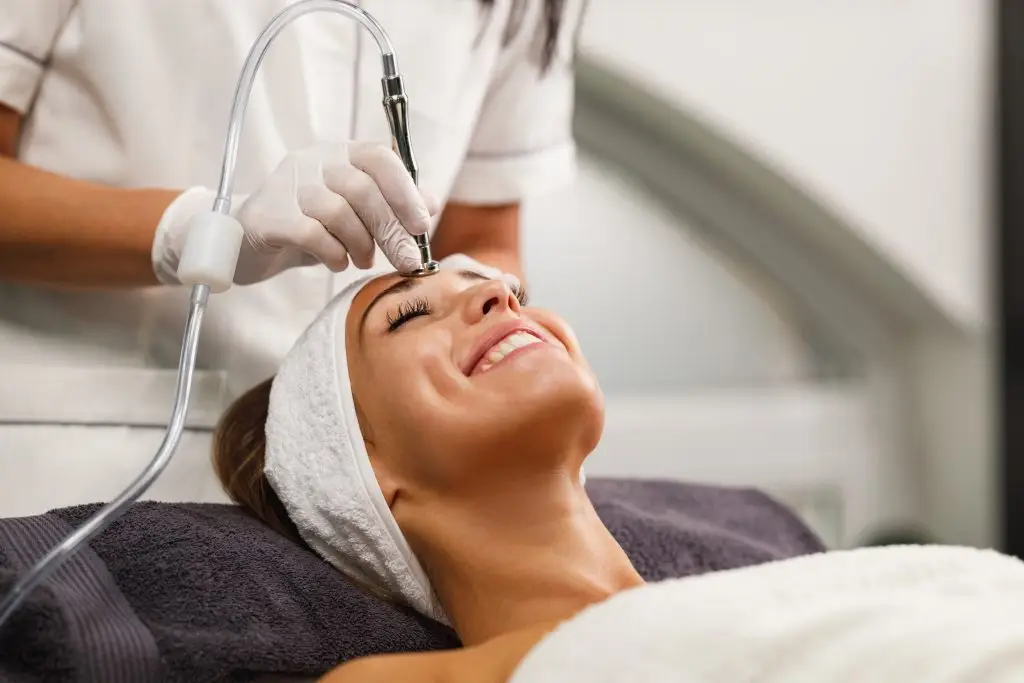 Skin care clinic near me in Sunrise FL offering facials, body contouring and advanced beauty treatments